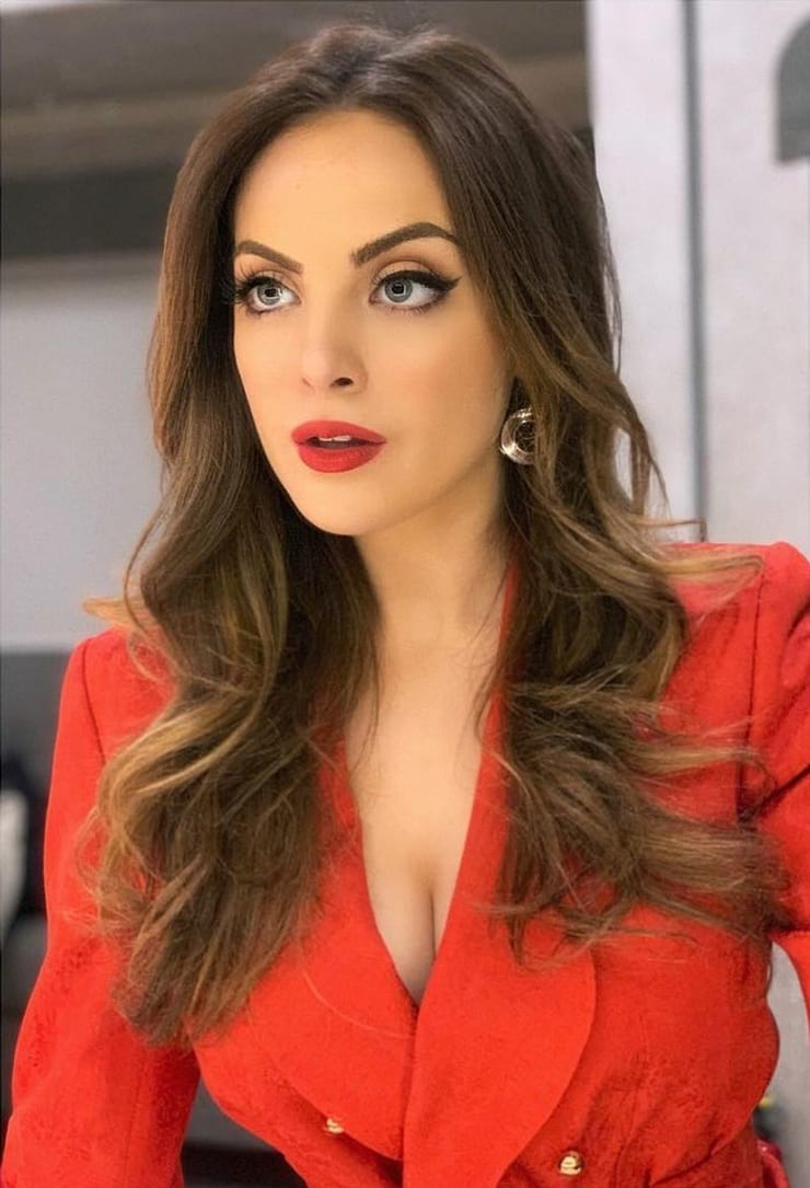 How tall is Elizabeth Gillies?